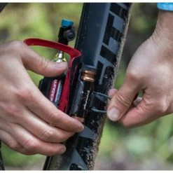 Kit Réparation Tubeless Blackburn Pro Plugger + Cartouche C02 -VTT Soldes 2022 kit reparation tubeless blackburn pro plugger cartouche c02 2